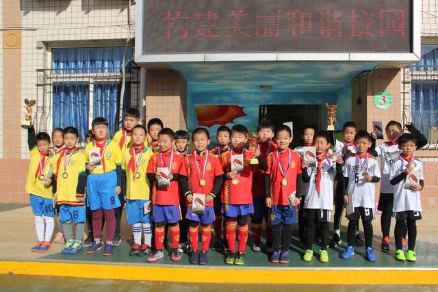 组图：叹息之墙 佛得角门将沃齐尼亚赛后与梅西握手致意